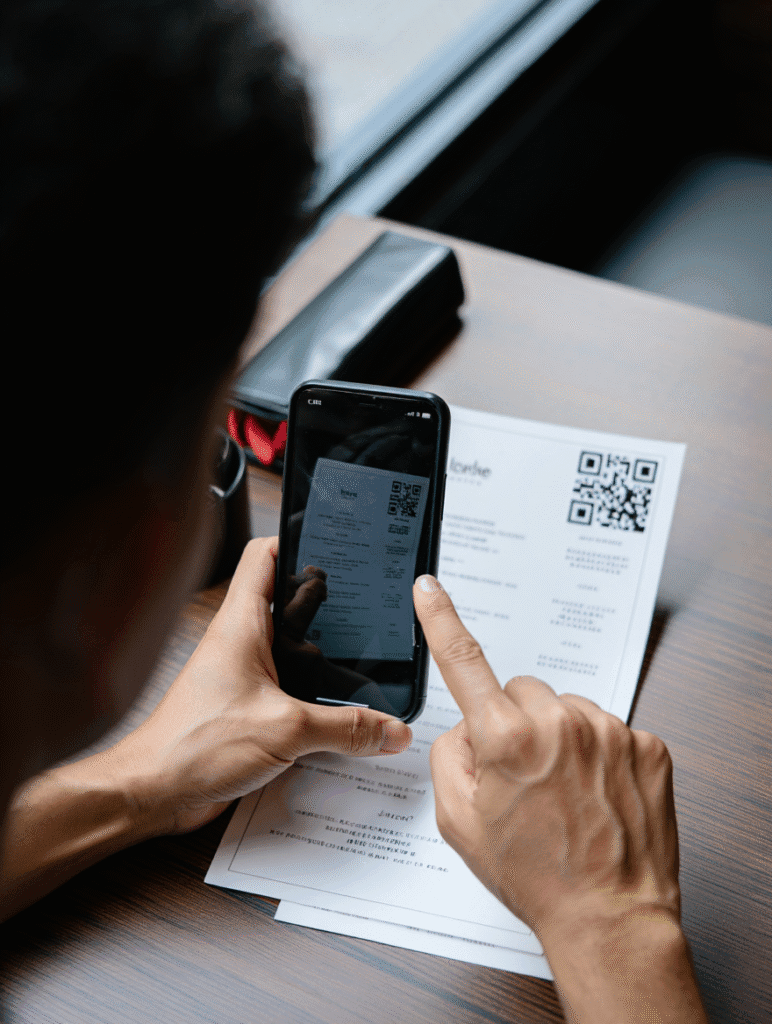 Cliente escaneando un código QR